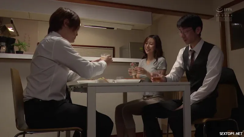 đến nhà tiền bối ở nhờ, cưỡng hiếp luôn vợ sếp