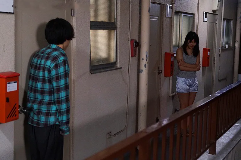 Bí mật địt nhau với cô nàng nhà bên cãi nhau bị anh xã đuổi ra cửa