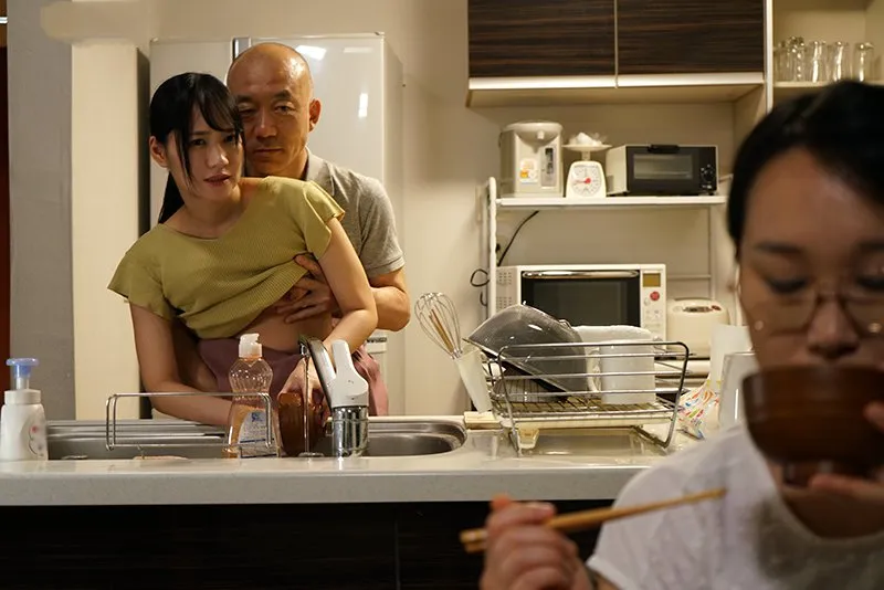 Chồng làm tình con gái riêng của cô vợ khi biết người vợ không thể sinh con cho mình