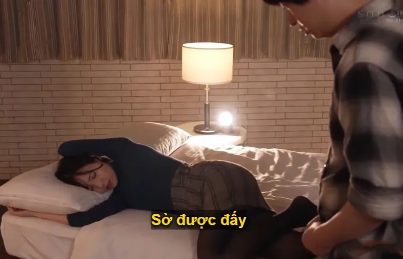 Một đêm mất ngủ với nữ phát thanh viên phổ biến khi ở cùng phòng khách sạn