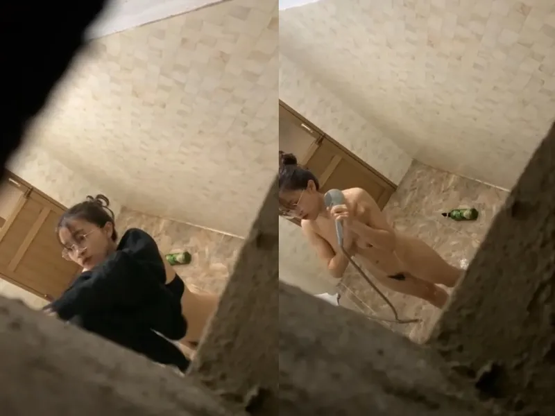 Quay lén con ghệ vú ngon tắm, khe bím chảy nước ròng ròng